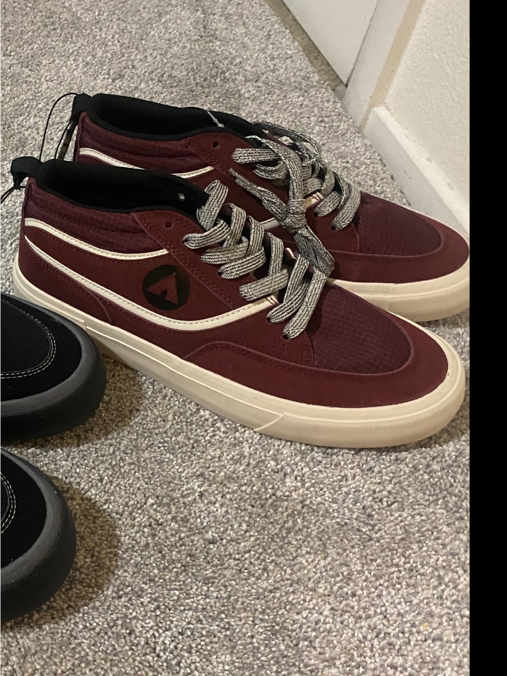 Men's Burgundy Skate-Style Low Top Sneakers size 8 1/2